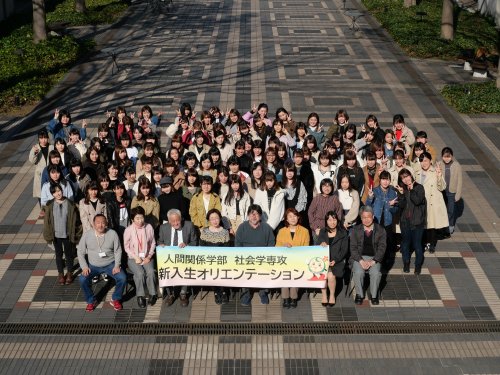 新入生と教員の集合写真