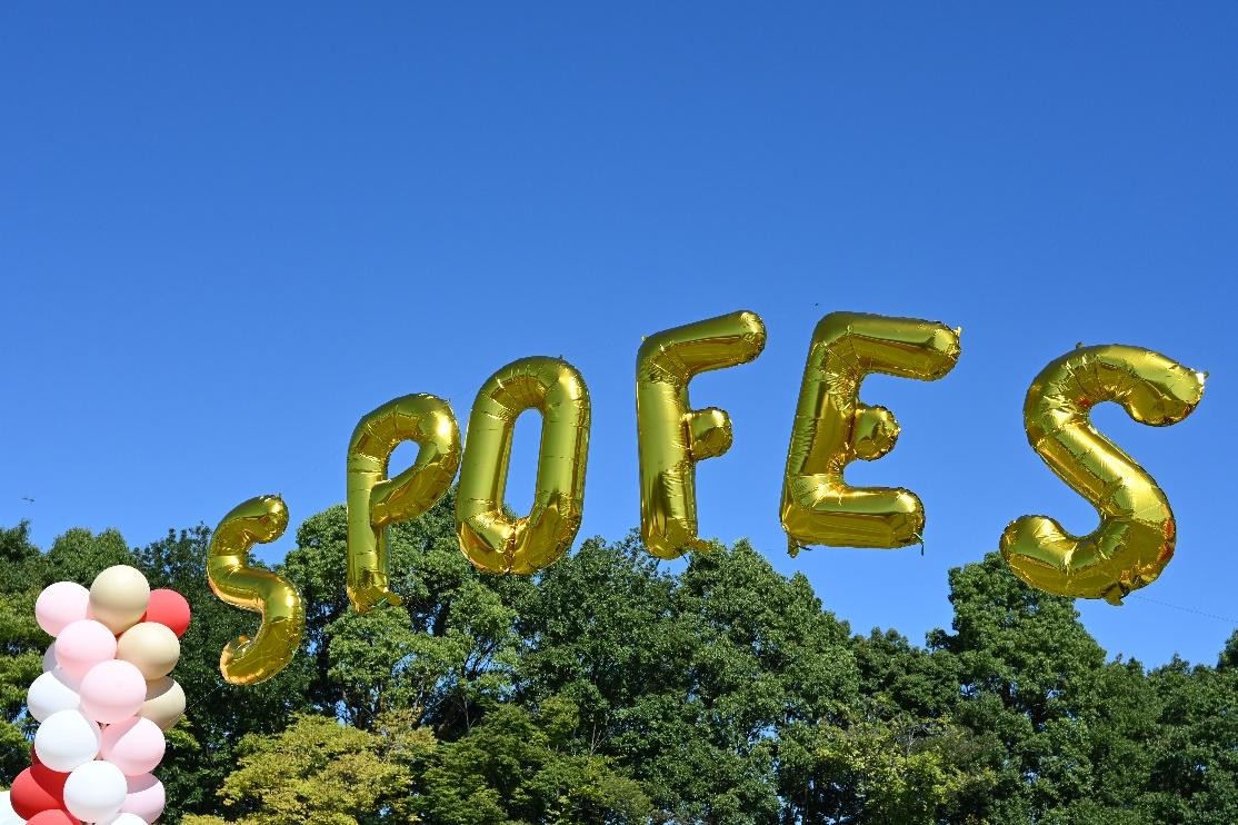 青空に浮かぶ「SPOFES」のバルーン