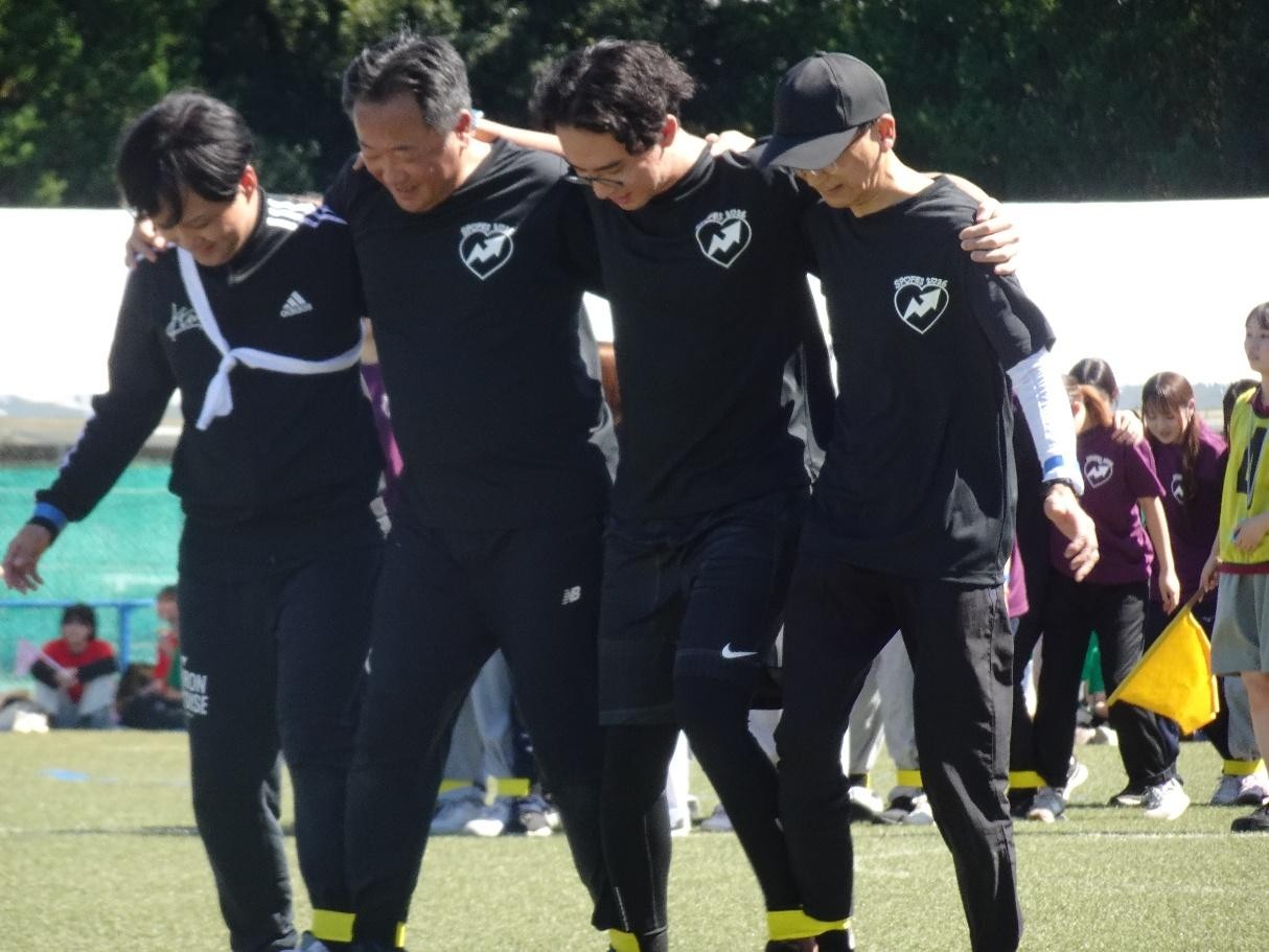 肩を組んで競技に参加する4人
