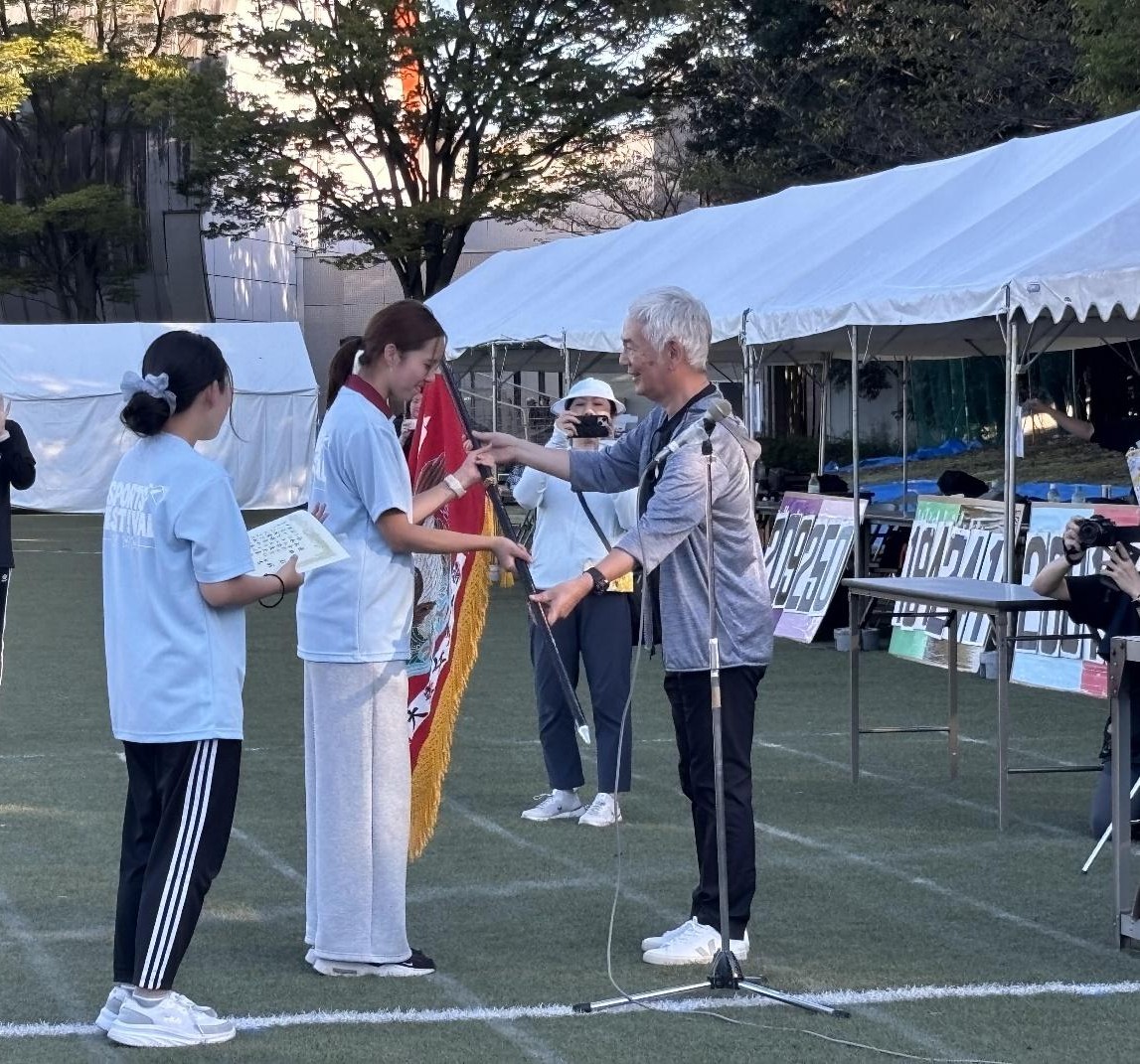 優勝旗授与のようす